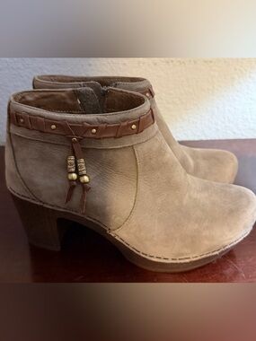 Dansko Dabney Ankle Boots Taupe Nubuck Leather Size 37 (US 6.5–7) Western Accent